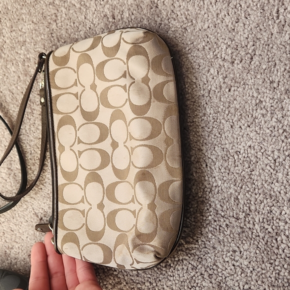 Medium sized brown coach clutch - Picture 3 of 4